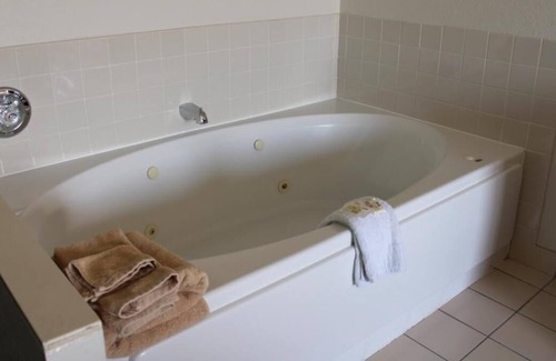 Mount Vernon House | Comfort & Convenience: Free Breakfast and Parking Await!