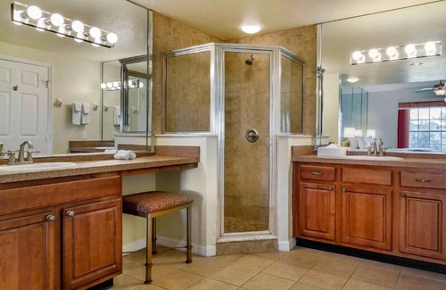 West Kissimmee Hotel | Inviting Hotel with Kitchen, Pool & Free Shuttle Service