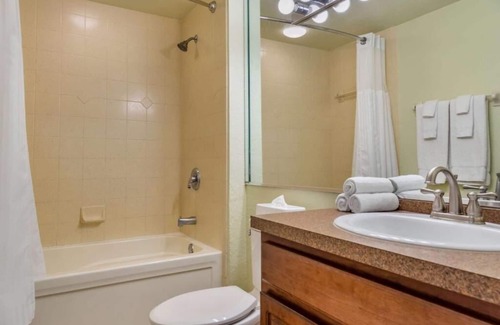 West Kissimmee Hotel | Inviting Hotel with Kitchen, Pool & Free Shuttle Service