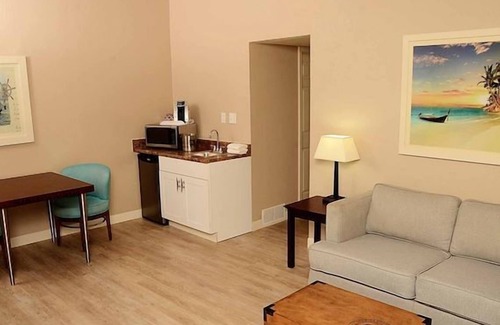 Osage Beach Hotel | Convenient Retreat with Pool & Free Parking Near Lake Ozarks