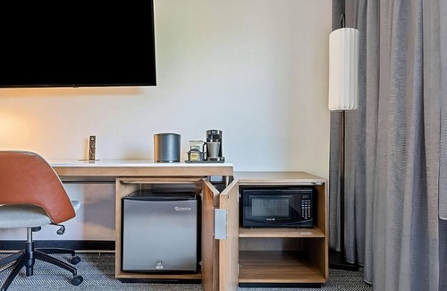 San Ramon Hotel | Comfort and Convenience! Outdoor Pool, Free Parking, Close to Windy Hill Park!
