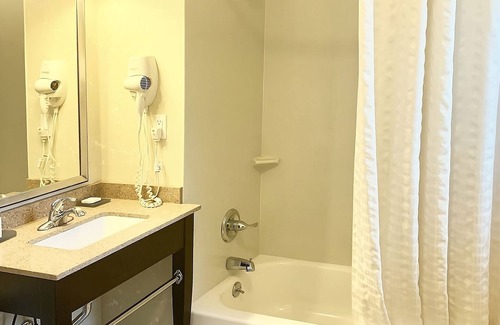 Koreatown Hotel | Convenient Getaway: Relaxing Units Near Statue of Liberty