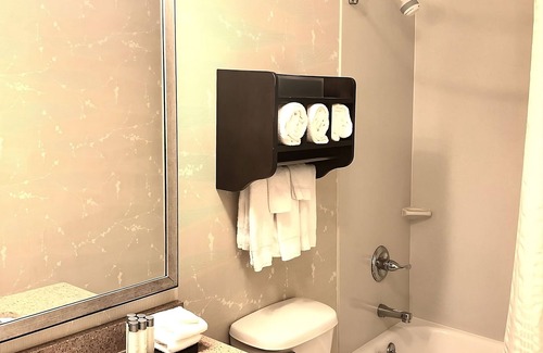 Koreatown Hotel | Convenient Getaway: Relaxing Units Near Statue of Liberty