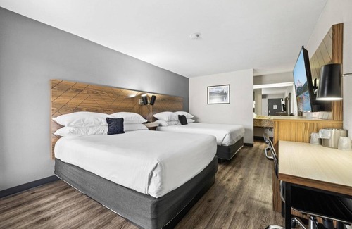 Orchard District Hotel | Comfort and Convenience: Relaxing Units Near Bend Airport