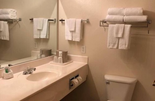 Kelso House | Relaxed Retreat at GuestHouse Kelso Longview with Pool