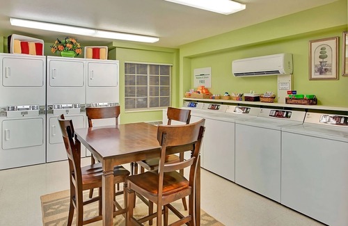 Tempe Hotel | Relaxing Pet-Friendly Retreat with Pool and Kitchen Access