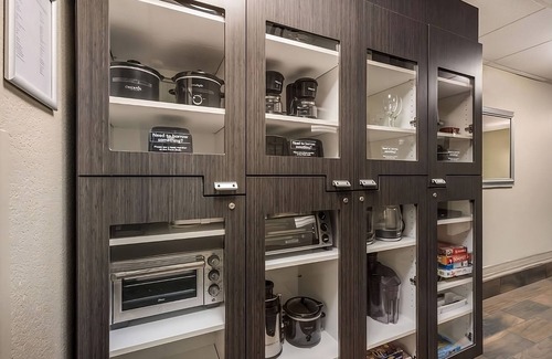 Gateway Hotel | Relaxing Getaway: Pet-Friendly Units with Kitchen Access