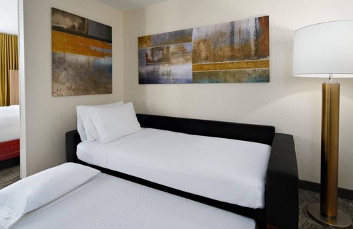 Southeast Houston House | Comfort and Convenience! On-site Pool, Parking, Close to TDECU Stadium!