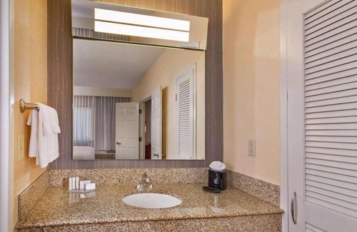 University Place Hotel | Relaxing Getaway with Outdoor Pool & Pet-Friendly Stay
