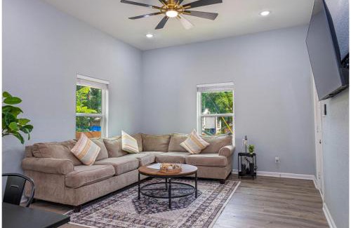 Historic Garderns House | Stylish 4BR3BA Retreat Near Riverwalk and Downtown