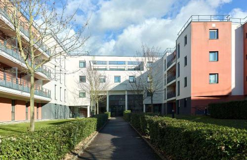 Saint-Cyr-l'Ecole Hotel | Cozy Comfort Aparthotel Versailles with Pet-Friendly Amenities