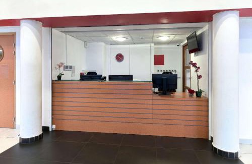 Saint-Cyr-l'Ecole Hotel | Cozy Comfort Aparthotel Versailles with Pet-Friendly Amenities