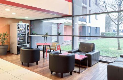 Saint-Cyr-l'Ecole Hotel | Cozy Comfort Aparthotel Versailles with Pet-Friendly Amenities