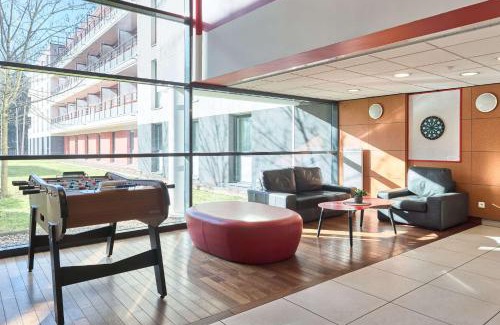 Saint-Cyr-l'Ecole Hotel | Cozy Comfort Aparthotel Versailles with Pet-Friendly Amenities