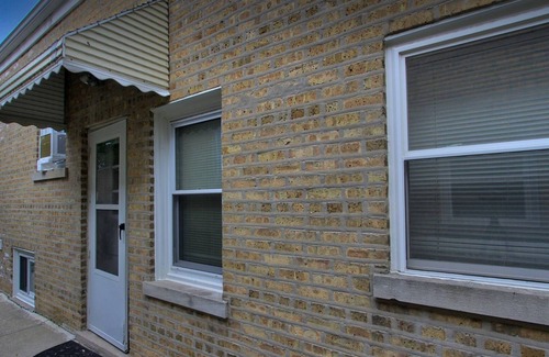 Jefferson Park Apartment | Comfortable Stay with Free Parking Near ORD & Downtown
