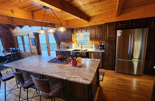 Tellico Plains Cabin | Ultimate Cabin Getaway: Privacy, Kitchen & Guest Rated 9.8