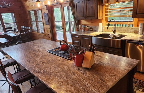 Tellico Plains Cabin | Ultimate Cabin Getaway: Privacy, Kitchen & Guest Rated 9.8
