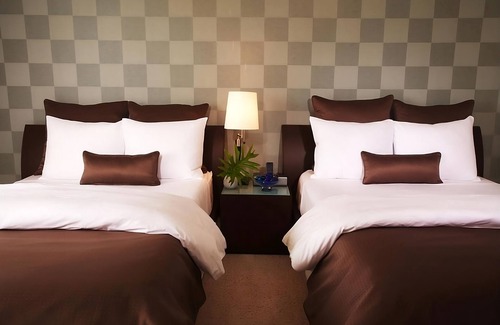 Ludlam Hotel | Relax in Comfort: 4 Beautiful Rooms with Pool & Kitchen