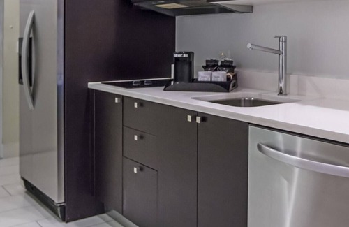 Ludlam Hotel | Relax in Comfort: 4 Beautiful Rooms with Pool & Kitchen