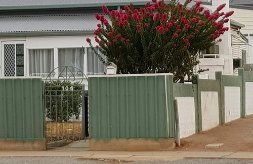 Broken Hill House | Cozy Comfort Cottage in Williams with Pool & Breakfast