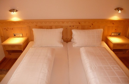 Innervillgraten Bed & Breakfast | Cozy Double Room with Breakfast in Hochberg for Families