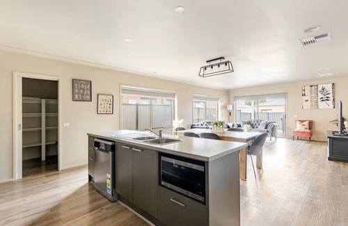 Craigieburn House | Family Retreat at Comfort Heaven with Spa and Hot Tub
