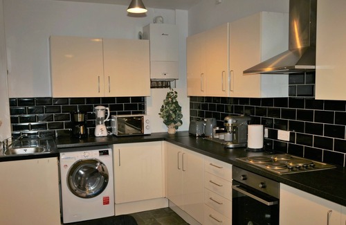 Bolton House | Comfort Home From Home Bolton Central with Hot Tub & Spa