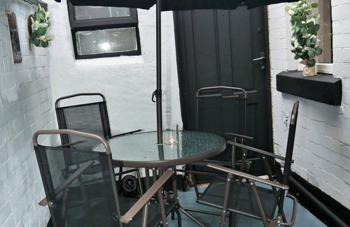 Bolton House | Comfort Home From Home Bolton Central with Hot Tub & Spa
