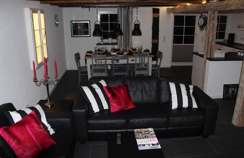 Eslohe House | Indulge in Privacy with Ocean View, Spa & Sauna Retreat