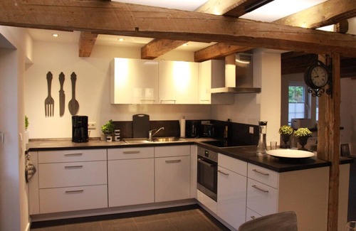 Eslohe House | Indulge in Privacy with Ocean View, Spa & Sauna Retreat