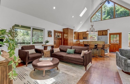 Kaweah House | Comfort in Nature, Multi-Family, Sleeps 14, BBQ