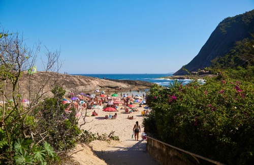 Itacoatiara House | Cozy Studio in Niterói with Breakfast & Kitchen Access