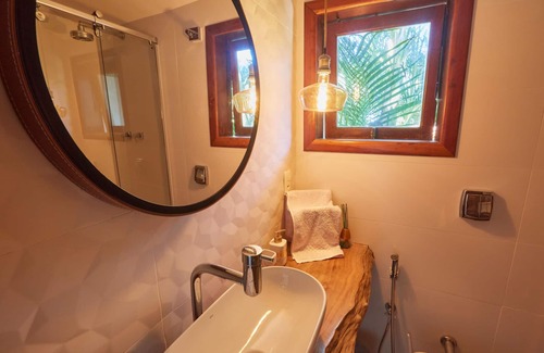 Itacoatiara House | Cozy Studio in Niterói with Breakfast & Kitchen Access