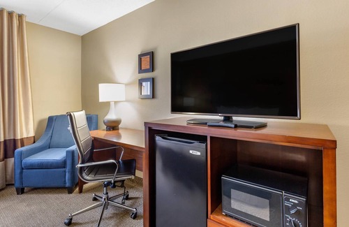 Martinsburg Hotel | Top-Rated Comfort Inn Aikens Center with Pool & Dining