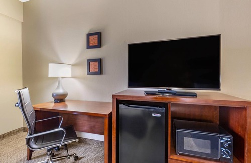 Martinsburg Hotel | Top-Rated Comfort Inn Aikens Center with Pool & Dining