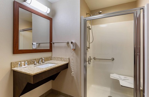 Martinsburg Hotel | Top-Rated Comfort Inn Aikens Center with Pool & Dining