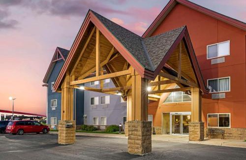 Albert Lea Hotel | Comfort Inn: Pet-Friendly Oceanfront Escape with Pool Access