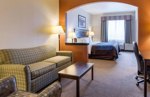 Winnie Hotel | Exceptional Comfort Inn And Suites Winnie with Spa & Dining