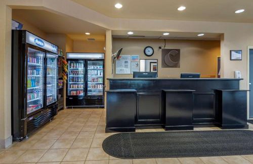 Sturgeon Falls Hotel | Guest Rated Comfort Inn with Oceanfront Views & Pool