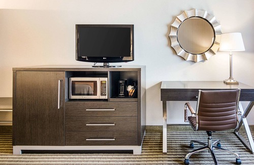 Camden Hotel | Relax at Comfort Inn Camden with Pool and Spa Amenities