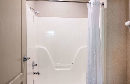 Camden Hotel | Relax at Comfort Inn Camden with Pool and Spa Amenities