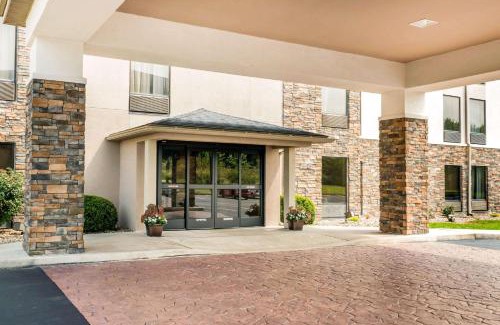 Scotland Hotel | Comfort Inn: Pet-Friendly Stay with Breakfast & Kitchen