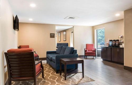 Scotland Hotel | Comfort Inn: Pet-Friendly Stay with Breakfast & Kitchen
