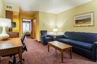 Colby Hotel | Pet-Friendly Comfort Inn: Family Fun with Pool Access