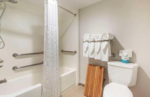 Bowie Hotel | Discover Comfort Inn Conference Center with Pool & Ocean Views