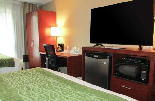 Dartmouth Hotel | Comfort Inn Dartmouth: Cozy Retreat with Hot Tub & Breakfast