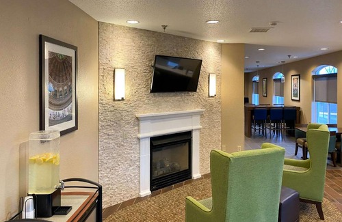 DeKalb Hotel | Comfort Inn DeKalb - Ideal for Families Near University