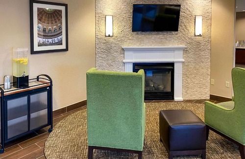 DeKalb Hotel | Comfort Inn DeKalb - Ideal for Families Near University
