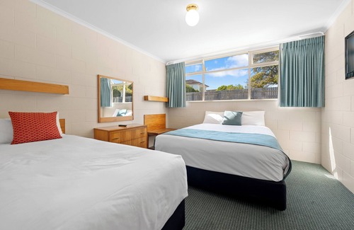 Devonport Hotel | Discover Sunrise Devonport: Family-Friendly with Breakfast