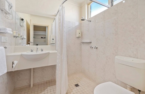 Devonport Hotel | Discover Sunrise Devonport: Family-Friendly with Breakfast